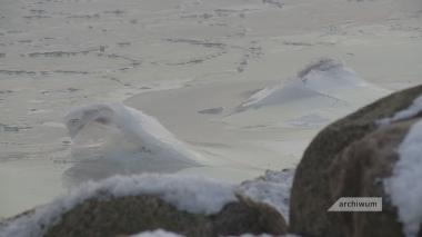 Pod 12-latką załamał się lód