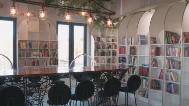 Nowoczesna biblioteka i strefa nauki w Samochodówce