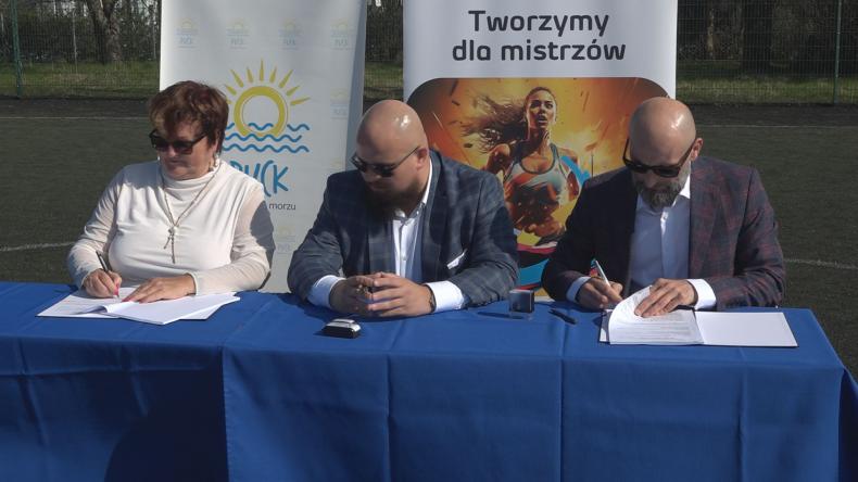 Podpisanie umowy na przebudowę Orlika w Pucku