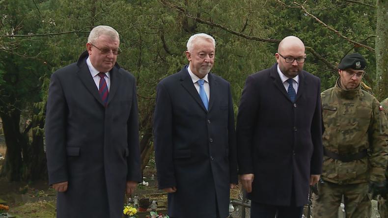 Złożyli kwiaty na mogiłach żołnierzy