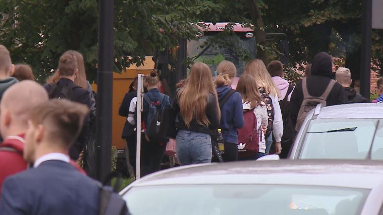 Tłumy na dworcach i przystankach – pamiętajmy o odległości i maseczkach