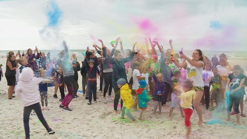 Kolorowe proszki na plaży w Dębkach