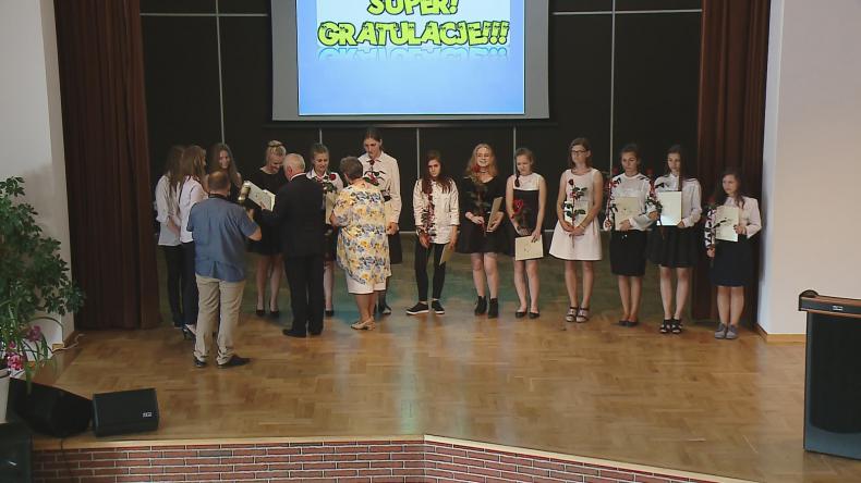 Najlepsi uczniowie z nagrodami od wójta