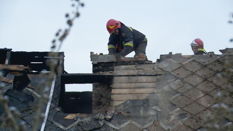 Pożar poddasza pozbawił rodzinę dachu nad głową
