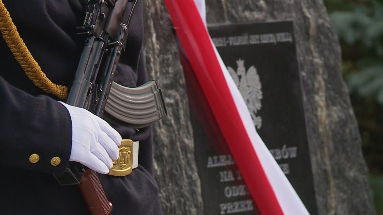 Obelisk i dęby jako symbol niepodległości