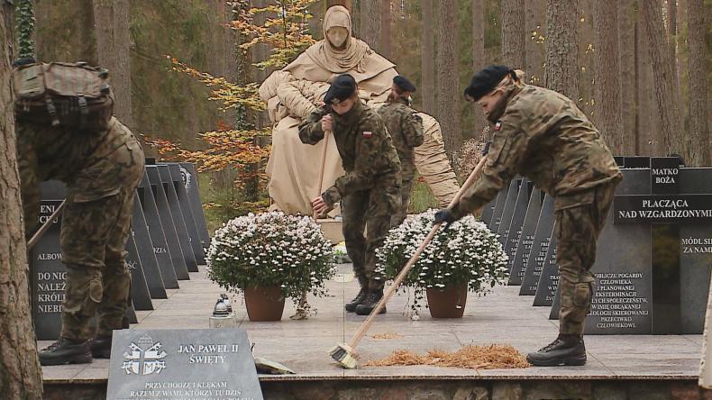 Żołnierze posprzątali groby w Lesie Piaśnickim
