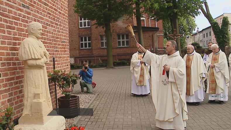 Pomnik i apel na urodziny Jana Pawła II