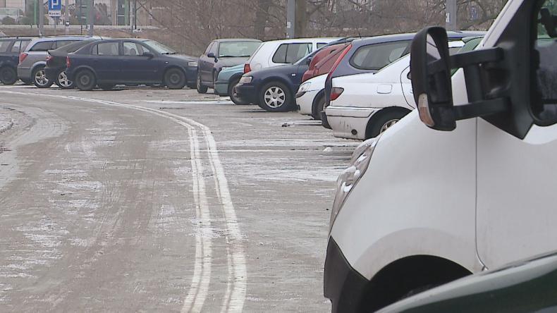 Bałagan w oznakowaniu na parkingu przy ul. Fenikowskiego