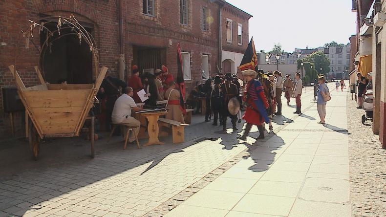 Historyczna inscenizacja na ulicy Wałowej