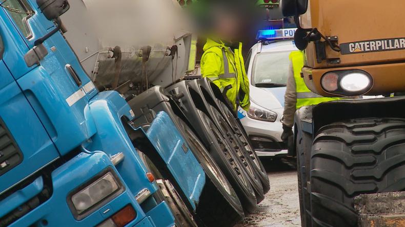 Przewrócona ciężarówka blokowała ruch