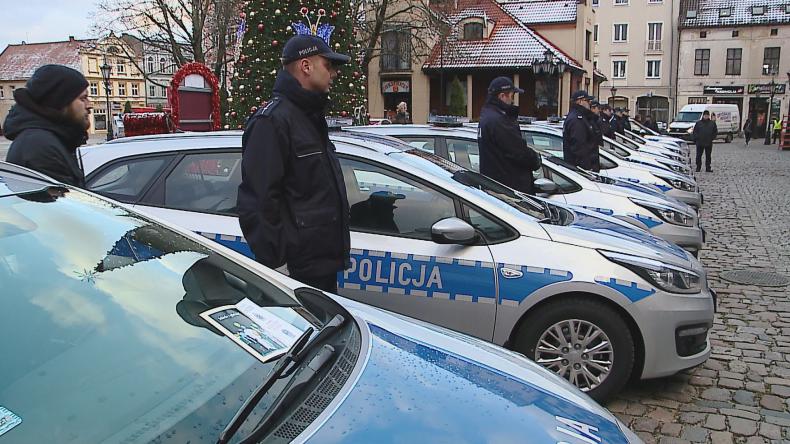 Dziewięć radiowozów dla policjantów z powiatu