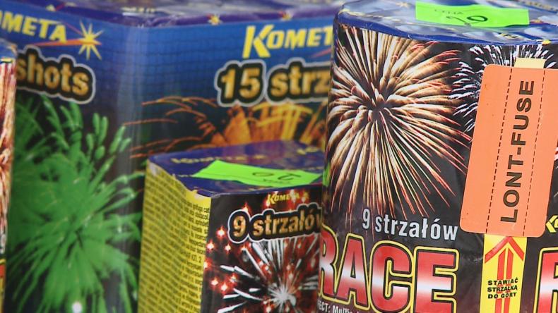 Jak bezpiecznie przeżyć Sylwestra z pupilem u nogi