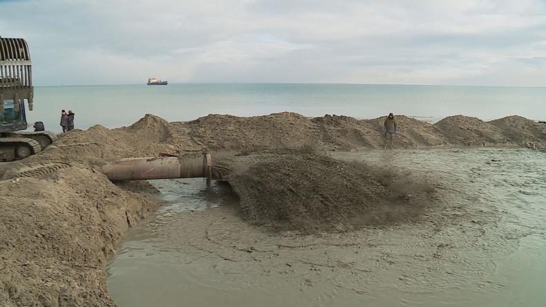 Plaża w Mechelinkach coraz szersza - trwa refulacja