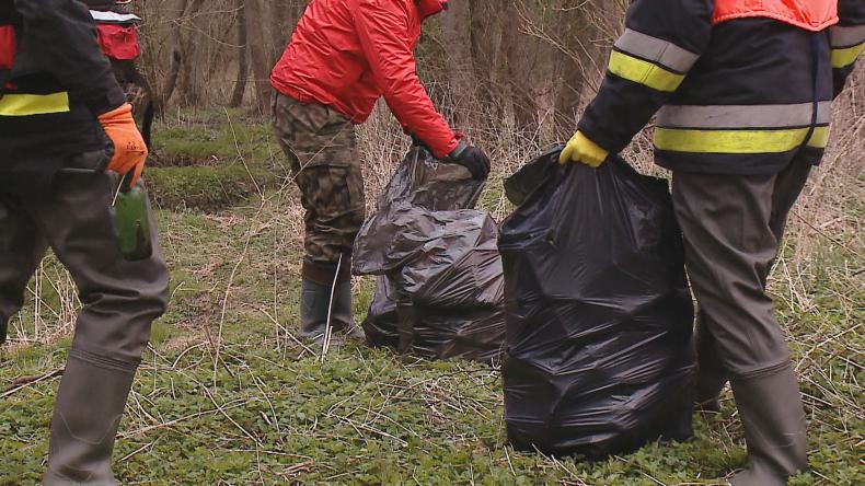 Blisko 200 worków śmieci i straszne znaleziska