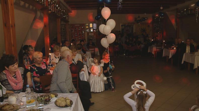 Seniorzy integrują się na balu