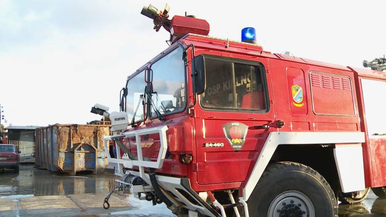 Wóz strażacki z lotniska do remizy w Kielnie