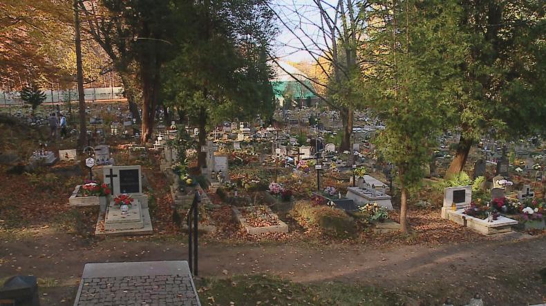 Włodarze złożyli kwiaty na starym cmentarzu