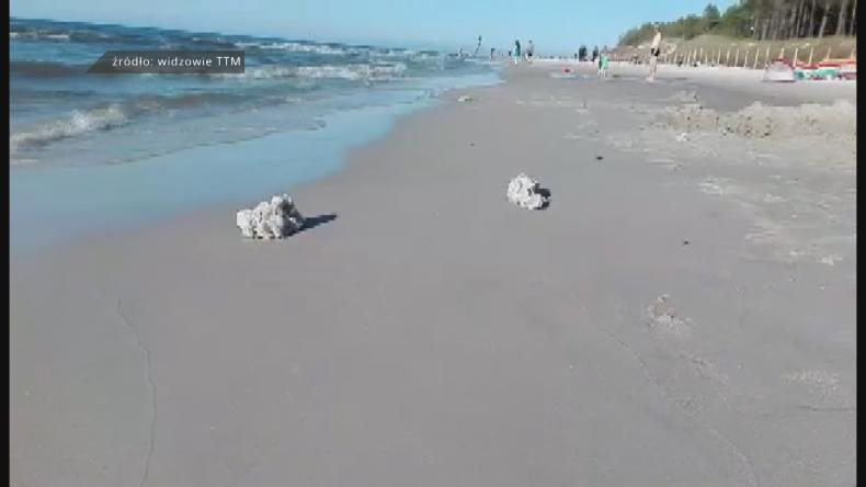 Dziwne bryły spowodowały zamknięcie plaży
