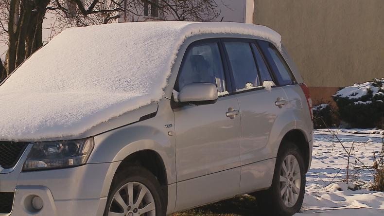 Mundurowi przypominają o odśnieżaniu samochodu i chodnika