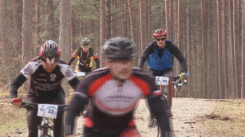 Kilkuset kolarzy pojechało po luzińskich lasach