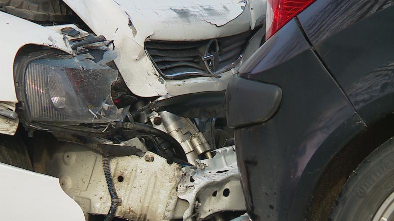 Nieuwaga kierowców na krajowej szóstce. Kilka aut uszkodzonych