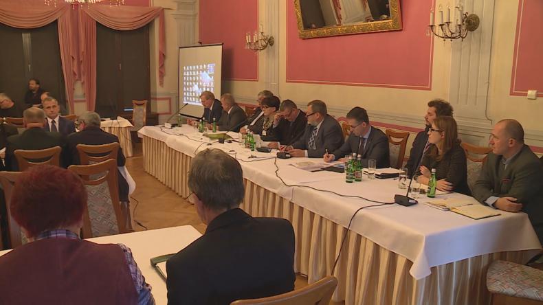 Rząd zwleka z planem budowy jądrówki, gminy tracą pieniądze