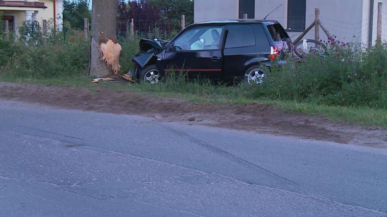 Przekroczył znacznie prędkość, rozbił się na drzewie