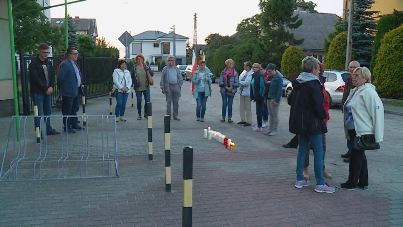 KOD zapalił świeczki pod sądem w Pucku