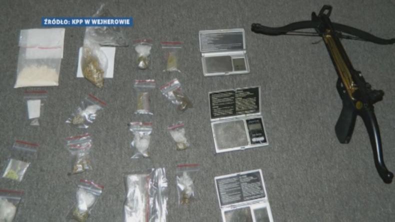 Pasażer z torbą wypchaną trawką