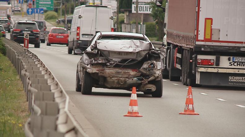 Po zderzeniu ciężarówki z osobówką, jedna osoba w szpitalu