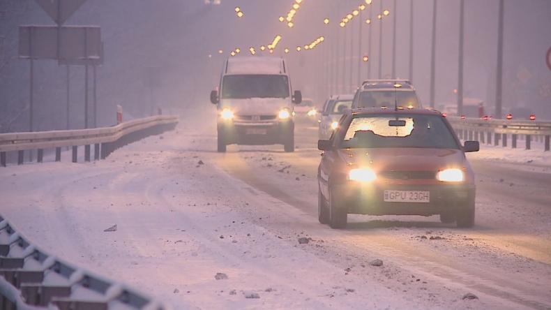 Drogi pod śniegiem! Zachowaj bezpieczną odległość!