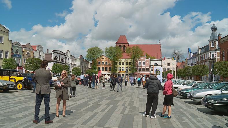 Zabytkowe samochody przyjechały do Pucka