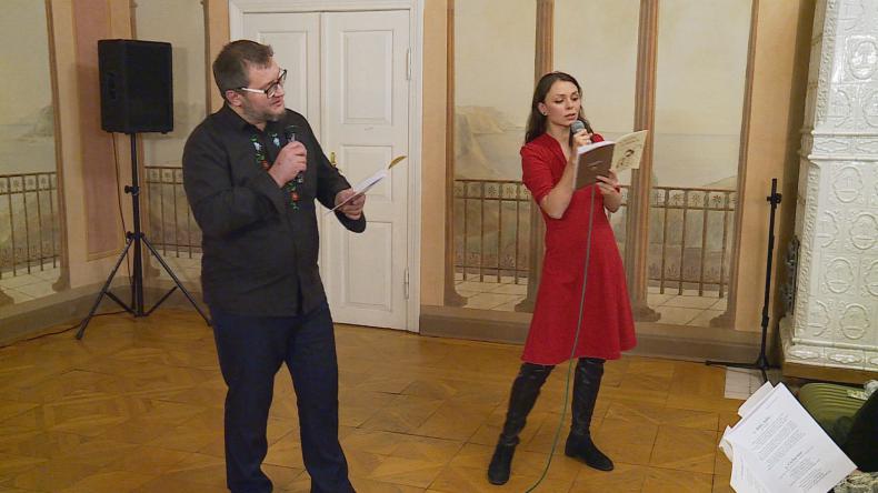 Dyrektorzy zaśpiewali, aby pomóc niepełnosprawnym