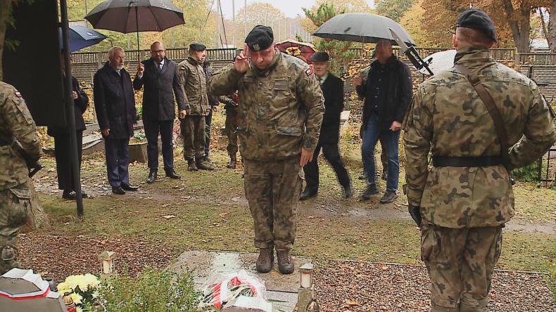 Złożyli kwiaty na starym cmentarzu