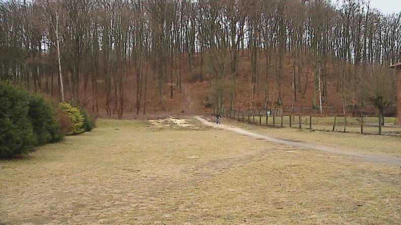 Konflikt o ścieżkę, na drodze stoi sala sportowa