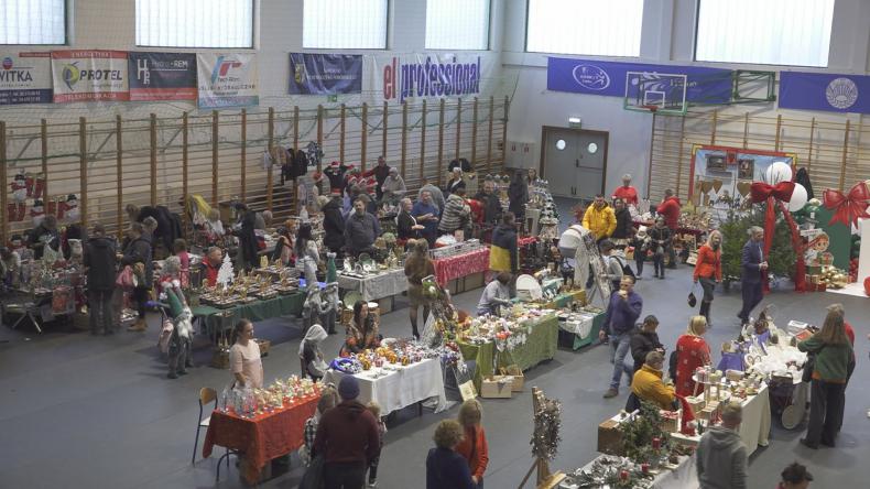 Święty Mikołaj, kiermasz i występy na scenie