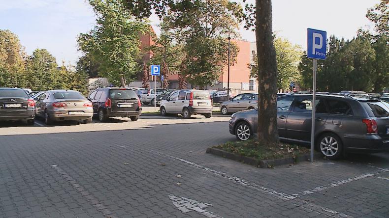 Za parkowanie przy starostwie zapłacą nawet urzędnicy