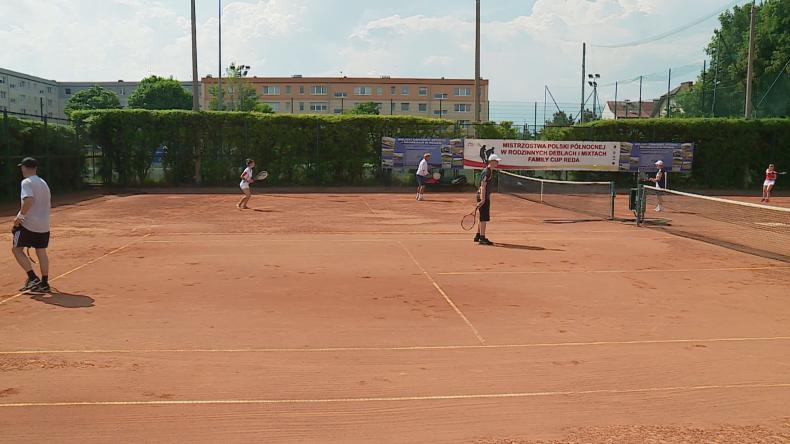 W Redzie zagrali w rodzinnego tenisa