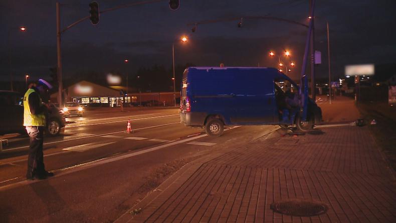 Uderzył w słup, zepsuł sygnalizację