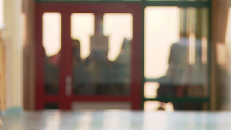 Na zajęcia czekają na szkolnych korytarzach