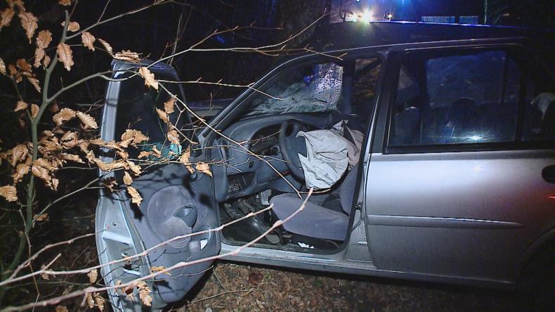 Zderzenie osobówki z drzewem niedaleko Wejherowa