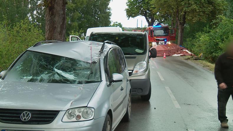 Ładunek z ciężarówki uszkodził cztery osobówki