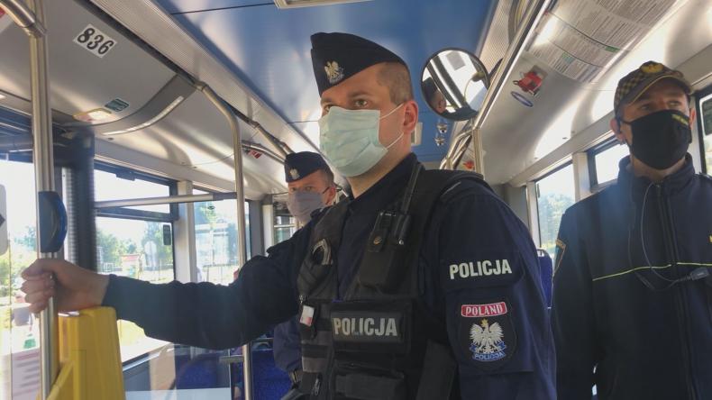 Służby sprawdzają czy nosimy maseczki w autobusach