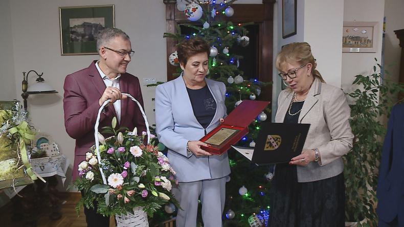 Iwona Romanowska z nagrodą na zakończenie pracy