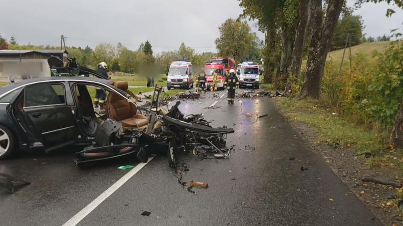 Samochód uderzył w drzewo – trzy osoby w szpitalu