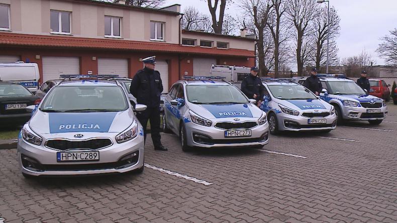 Cztery radiowozy dla policjantów z powiatu puckiego