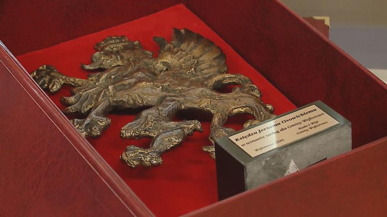 Gryfy i złoty medal od wojewody