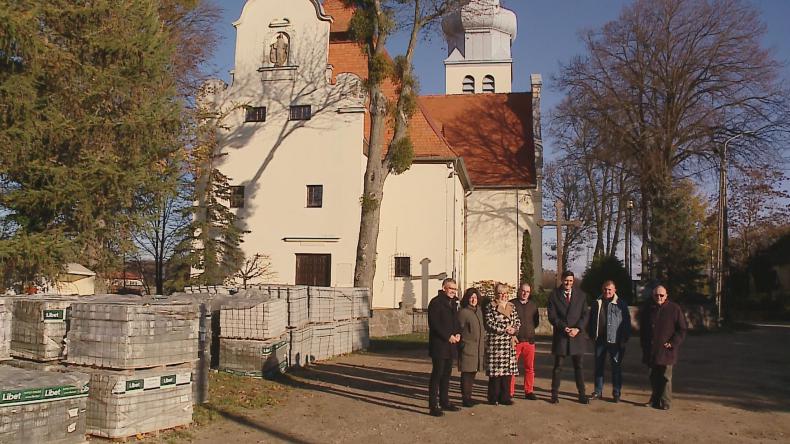 Umowy na utwardzenie terenu przy kościele w Górze podpisana