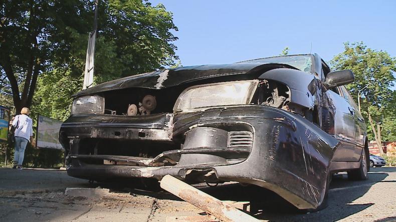 Wjechał w kwiaciarnie, zasnął za kierownicą?