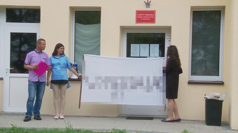 Protest przed Gminnym Ośrodkiem Pomocy Społecznej w Gniewinie